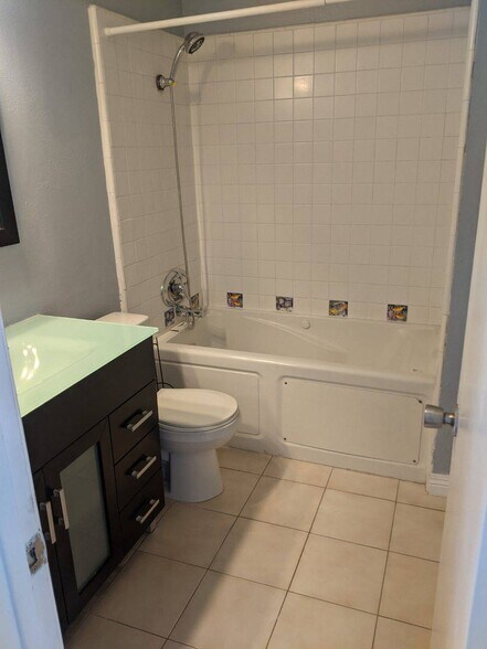 Bathroom - 18555 Collins St
