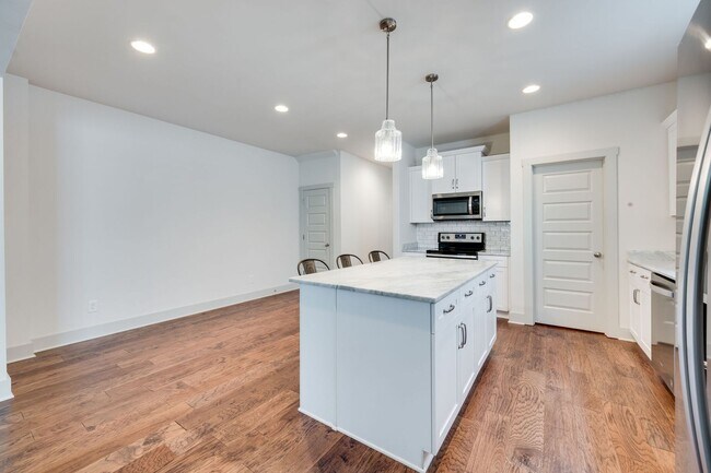 Building Photo - Beautiful 3BE/2.5BA by Invent Communities/...
