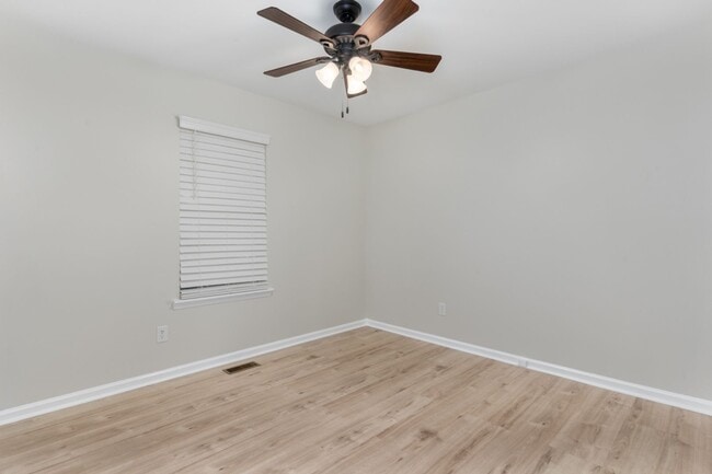 Building Photo - Delightful 3-bedroom, 2-bathroom home loca...