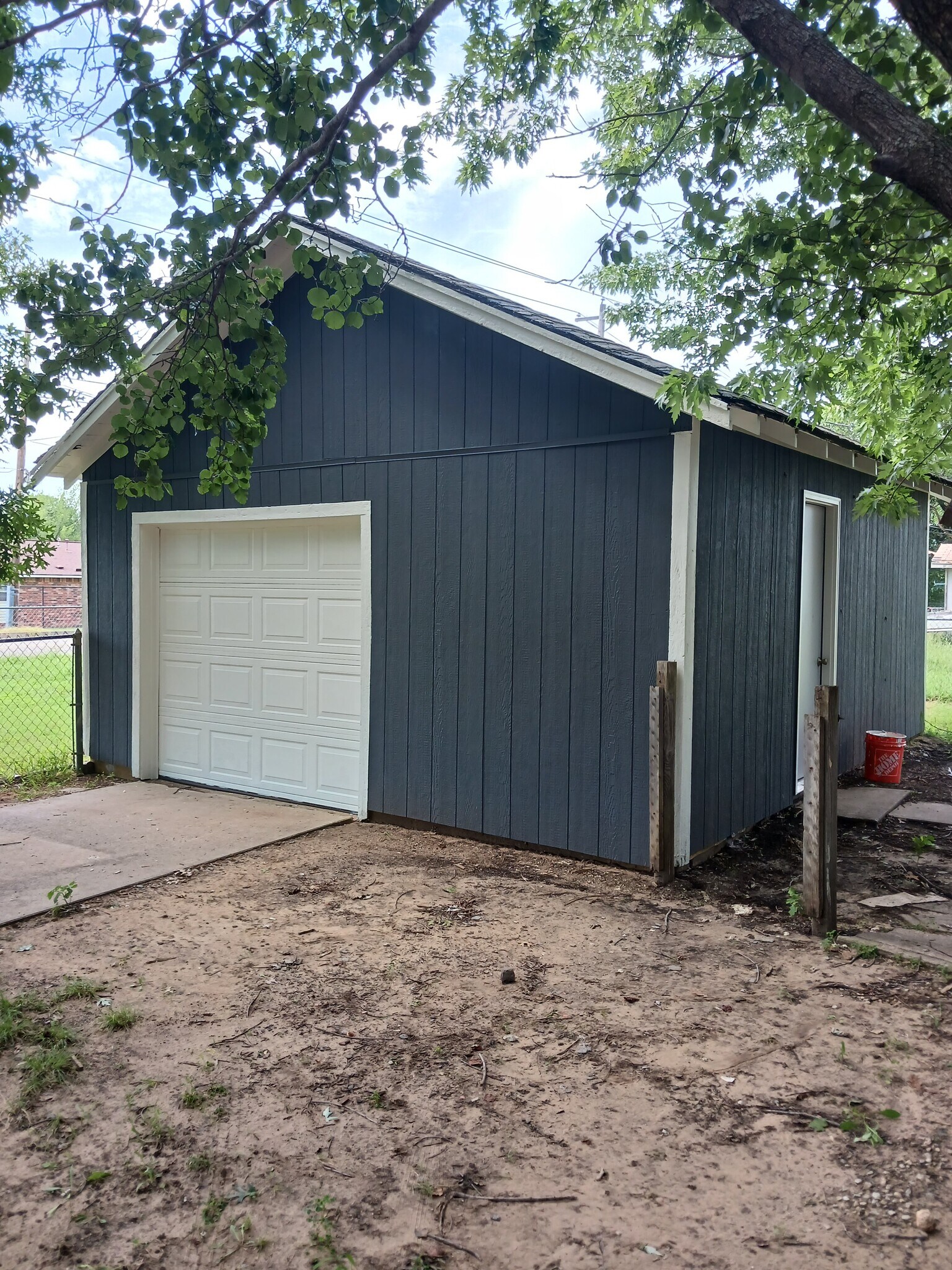 Building Photo - 819 S Elm Ave