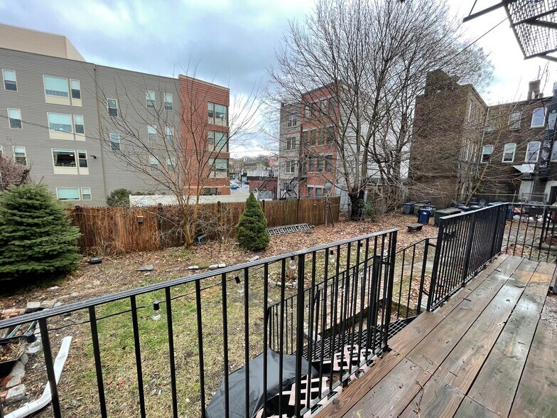 Building Photo - 682 Parker St