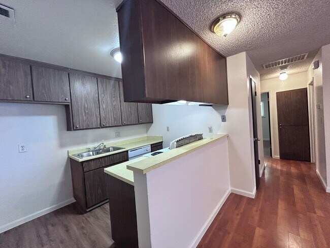 Building Photo - 955-957 Woodshire Way