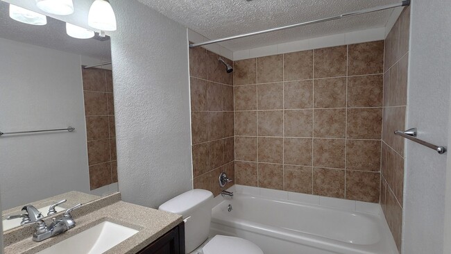 Building Photo - FOR RENT 2 BED 2 BATH SECOND FLOOR CONDO