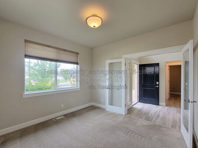 Building Photo - 1108 S Kansas Pl