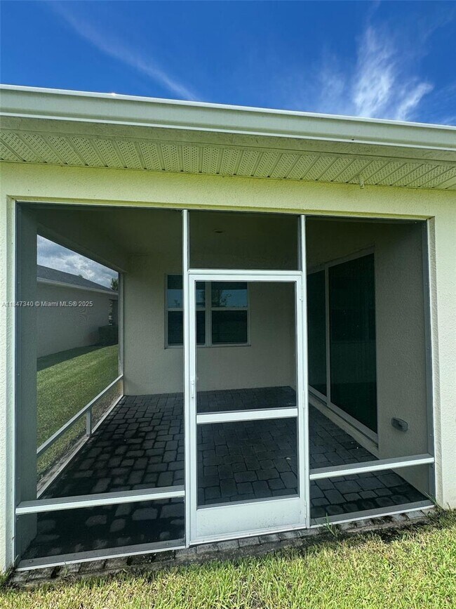Building Photo - 6712 Cloverdale Ave