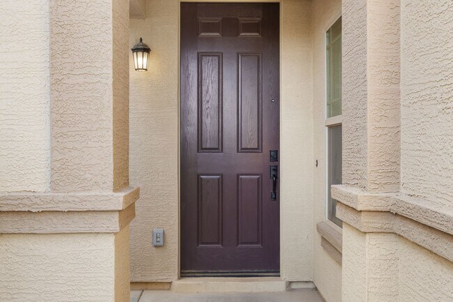 Building Photo - Beautiful 3 bedroom plus den!