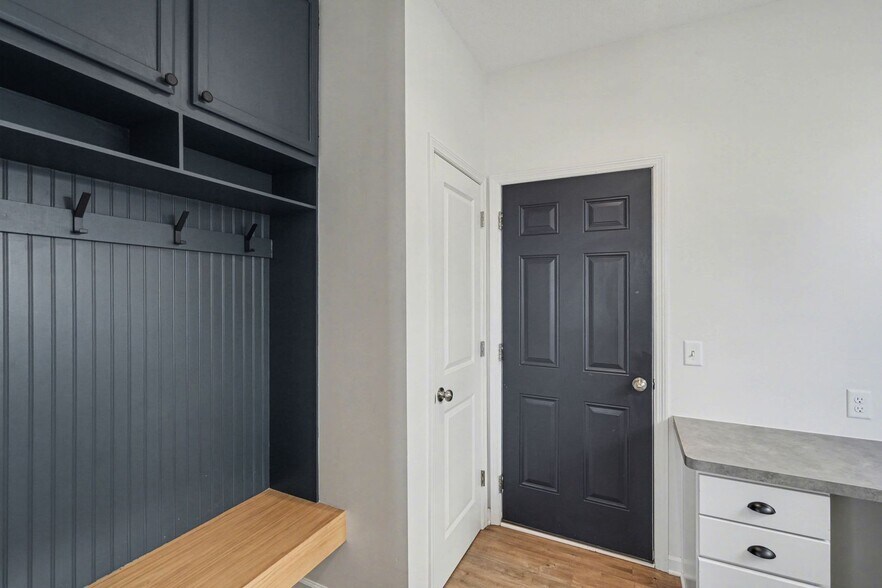 Building Photo - 5465 Annapolis Ln N