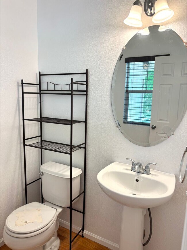 Building Photo - Beautiful 3bd, 3 bath single family home bedroom for rent in Aurora 80016