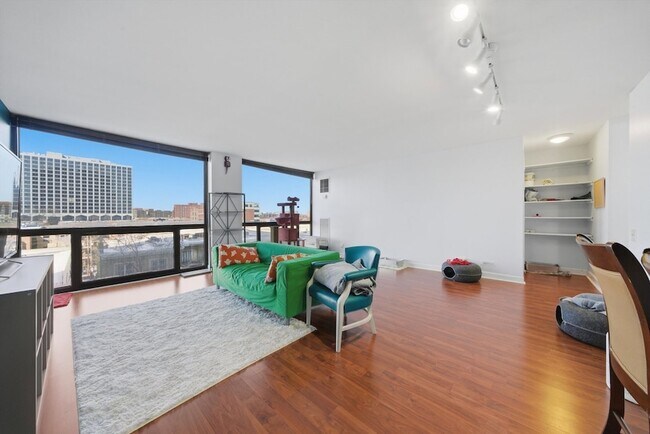 Building Photo - 4343 N Clarendon Ave