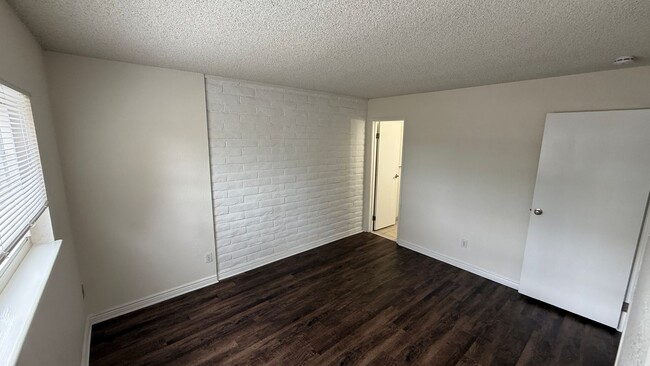 Building Photo - 3 Bedroom 2 Bathroom Condo Near Leetsdale and Monaco