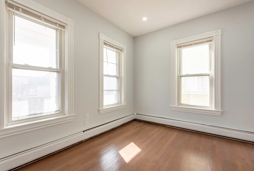 Building Photo - 108 Byron St