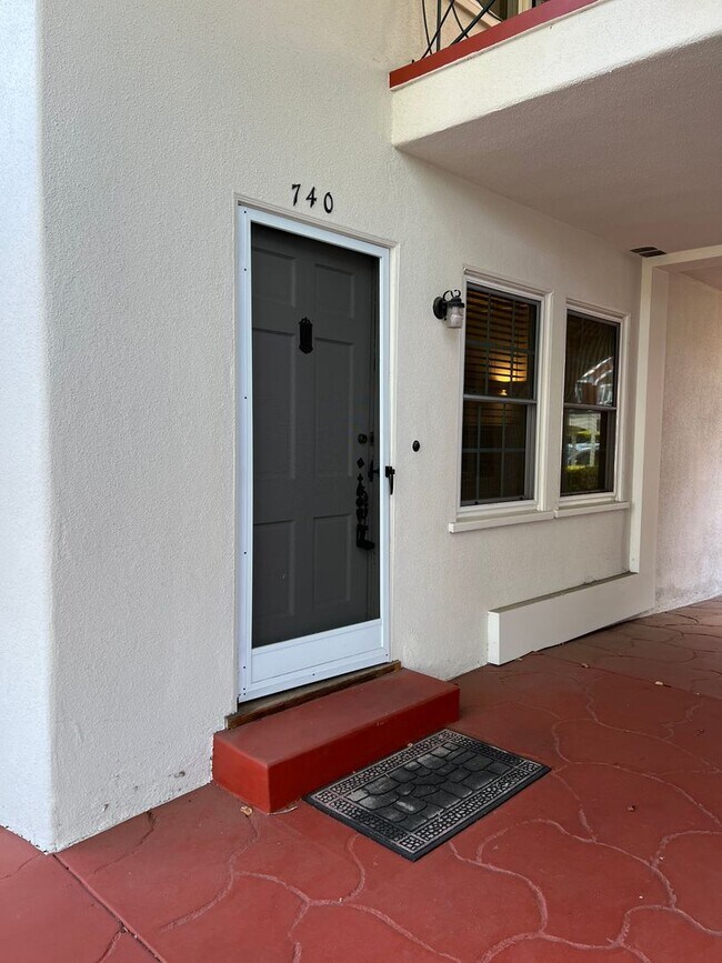 Building Photo - 732-750 D Ave. (Colonial House)
