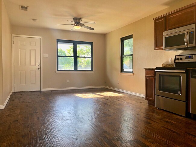 Building Photo - 3 Bedroom / 1.5 Bath / Large Fenced Backyard