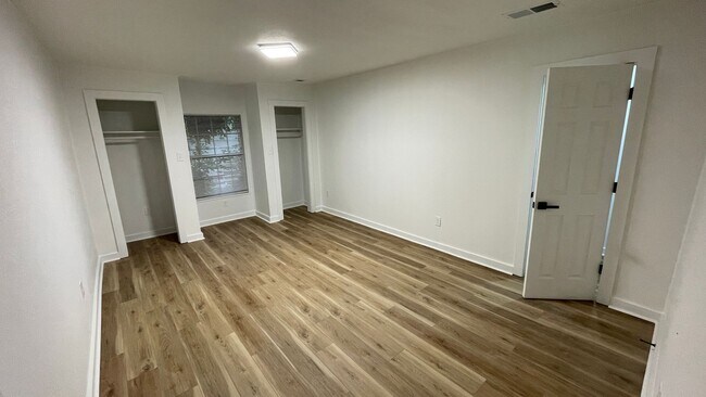Building Photo - 609 Cox St