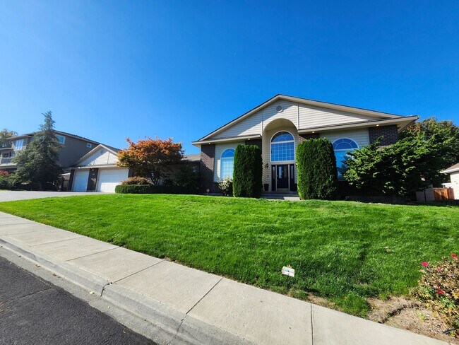 Building Photo - Beautiful Craftsman Style Rambler Must See!!