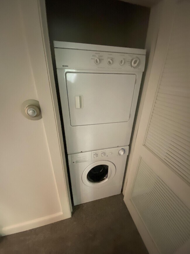 Building Photo - 49 Springbrook Dr