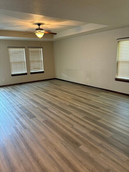 Building Photo - 101 SE Rose Garden Ln