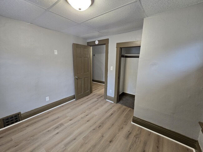 Building Photo - 419 Bratnober St