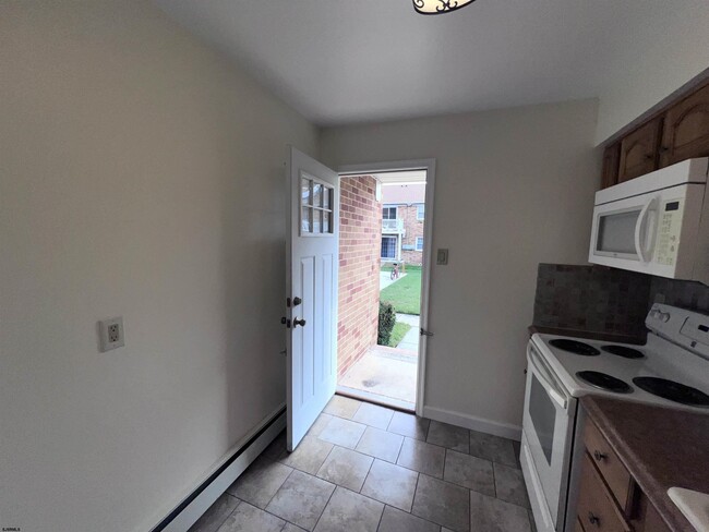 Building Photo - 705 N Dudley Ave