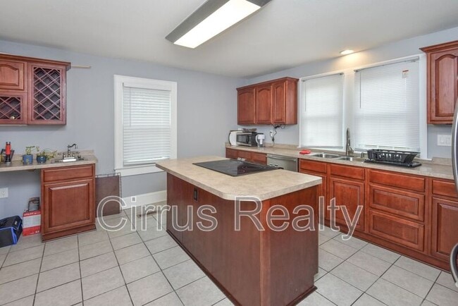 Building Photo - 10 Parkside Pl