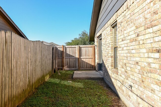 Building Photo - PEPERPORT.3913-3915