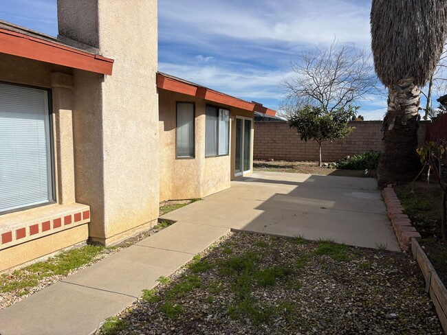 Building Photo - 1912 N Western Ave