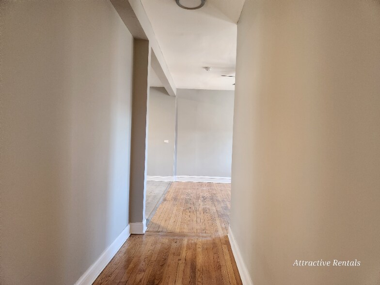 Building Photo - 658 E 81st St