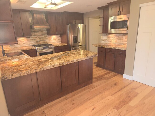 Building Photo - Beautiful Boulder Pointe Home! 3bd / 2ba + Office - No Students! - Small Pets Considered!! Avail....