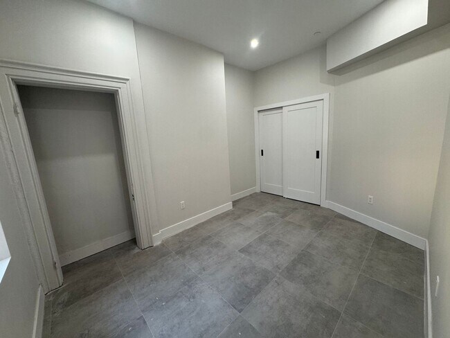 Building Photo - Real Estate Listing: Newly Renovated 2-Bed...