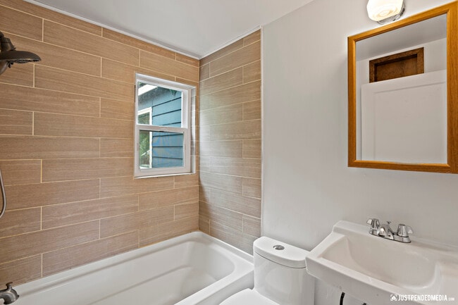 Building Photo - 1417 Karluk St
