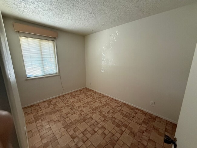 Building Photo - 2 Bedroom 1 Bathroom Townhouse in North Valley!  Refrigerated air! Ground Floor!