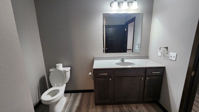 Building Photo - Newer Spacious 2 Bedroom, 2 Full Bathroom ...