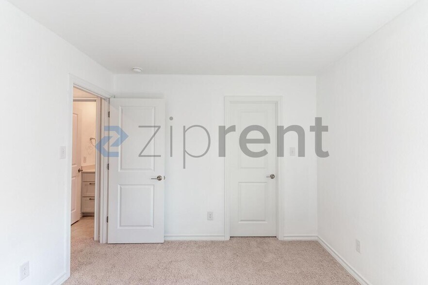 Building Photo - Unit
