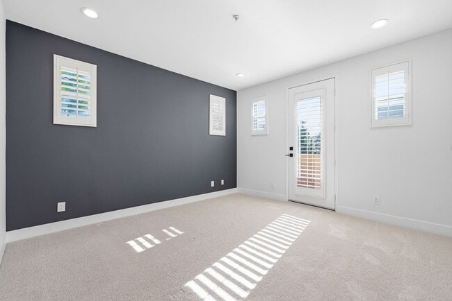 Building Photo - Designer-Upgraded Condo with Loft in Prime Location!