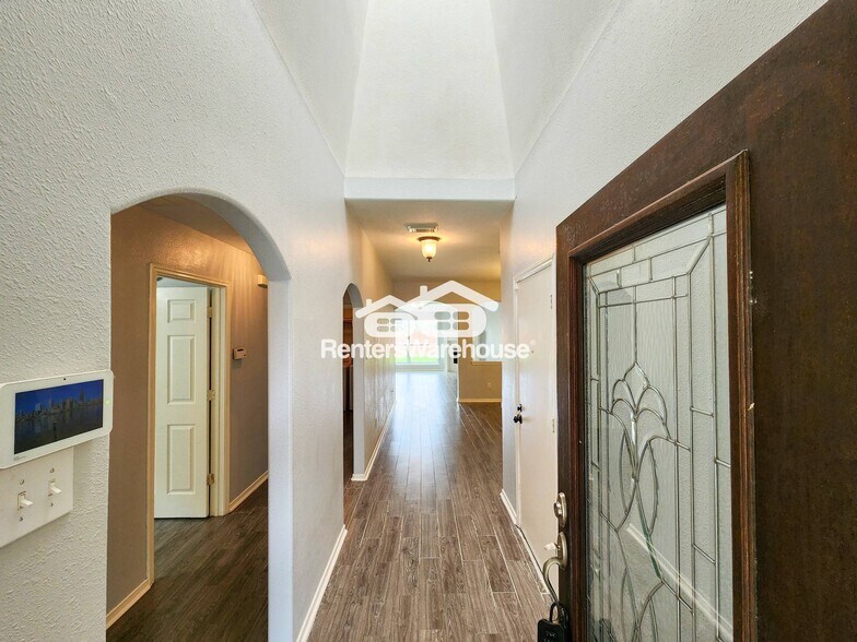 Building Photo - 11902 White Water Bay Dr