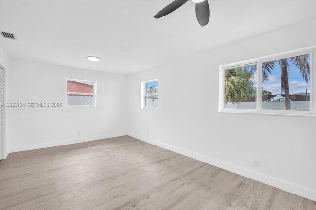 Building Photo - 2572 NW 20th St