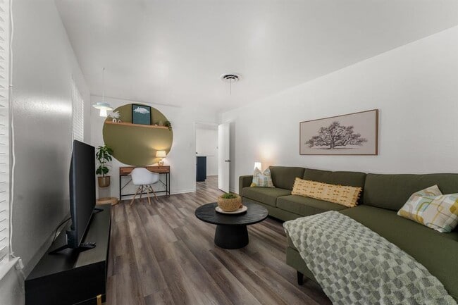 Building Photo - 7105 Lilac Ln