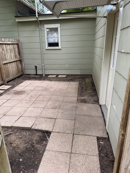 Courtyard - 2414 Vance Ave