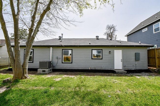 Building Photo - 4223 Elmwood St