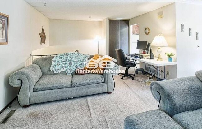 Building Photo - Available 12/1 - Cozy 2 Bed / 1 Bath Side ...