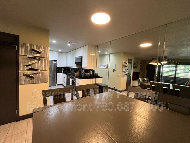 Building Photo - 2821 Los Felices Cir