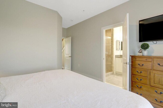 Building Photo - 2004 Potomac Ave