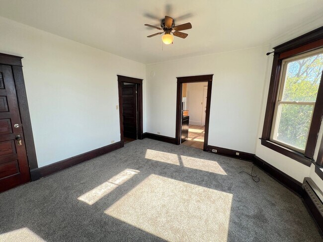 Building Photo - 2+ Bedroom Apartment - AVAILABLE AUGUST 1st!
