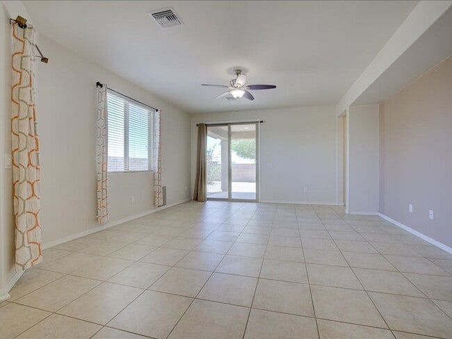 Building Photo - 3 Bedroom 2 Bathroom