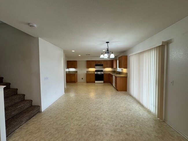 Building Photo - JUST REDUCED! Spacious 3 Bedroom Home in Victorville