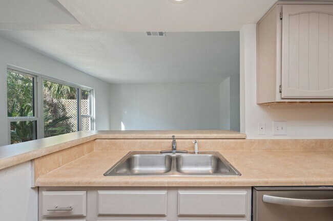 Building Photo - Spacious townhouse with large 2nd floor covered patio!