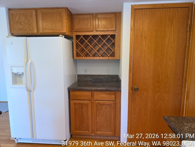 Building Photo - Twin Lakes life on a golf course - 4 bedroom 2.5 bathroom with 2 car garage - Move in now!