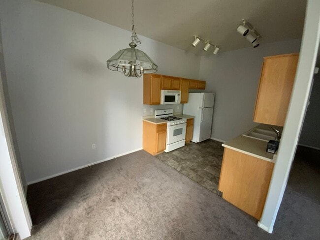 Building Photo - N.W. GATED COZY CONDO W/ COMMUNITY POOL AND SPA