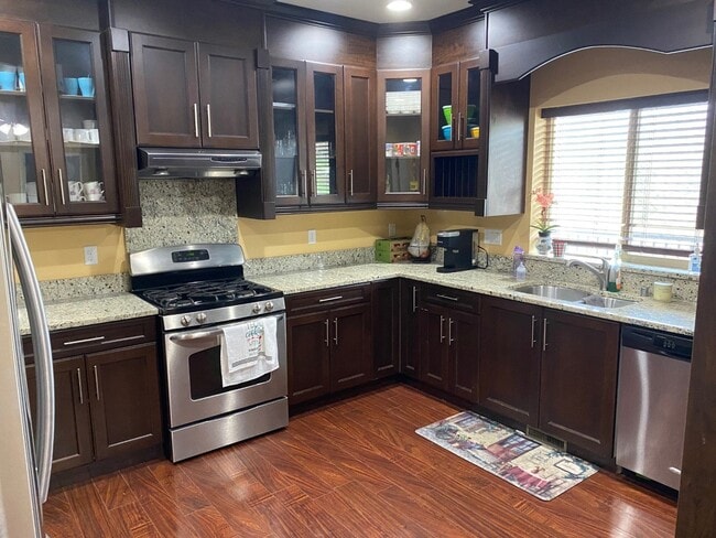 Building Photo - 5-Bedroom Home Located in Barkley Neighborhood