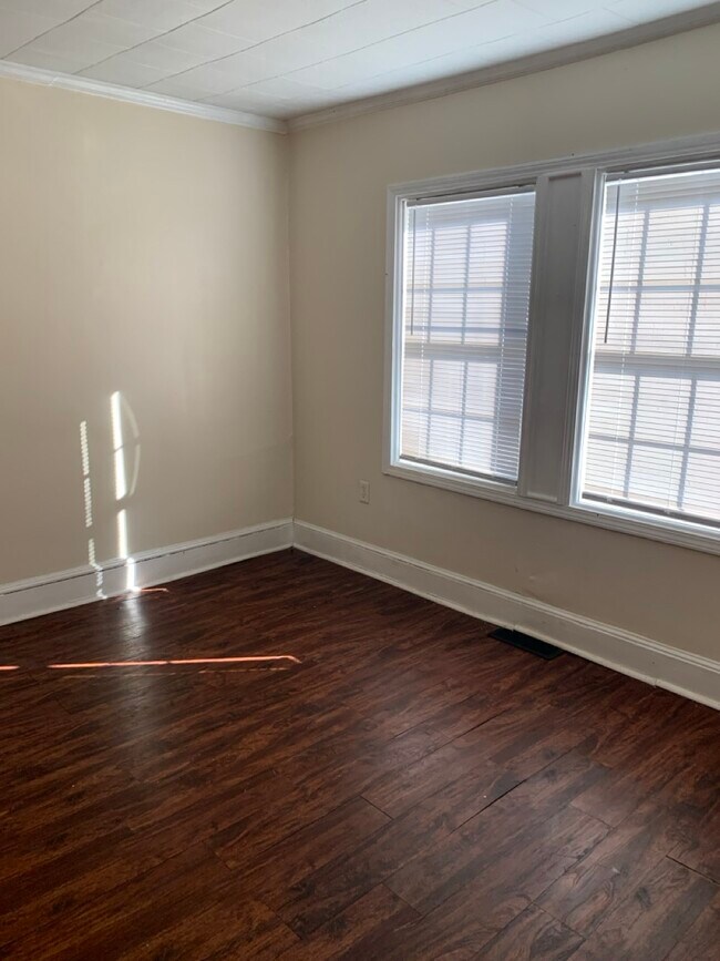 Building Photo - 212 Fairview Dr